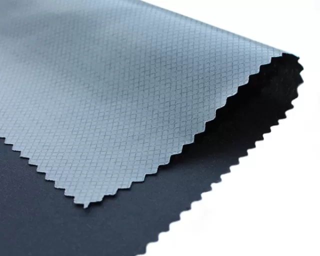 Мембранные ткани: Как работает принцип "дышит, но не промокает"? Научное объяснение